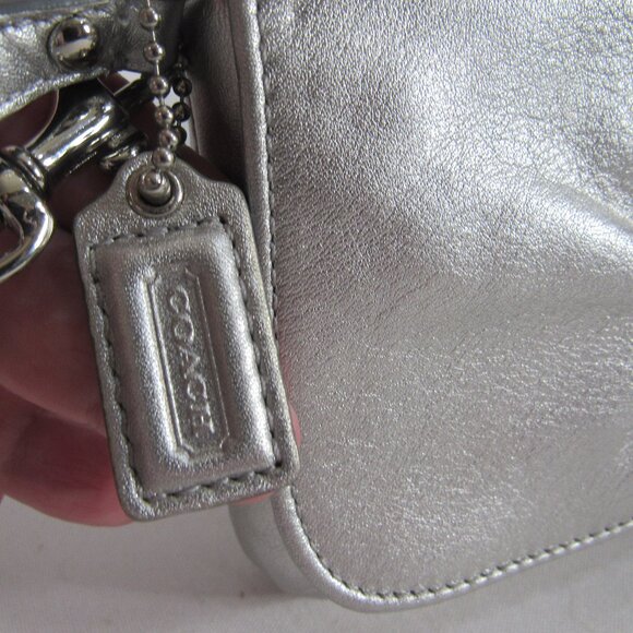 LIKE NEW "COACH" ORGANIZER WRISTLET + CARD SLOTS + KEY LEASH SOFT SILVER - Picture 5 of 12